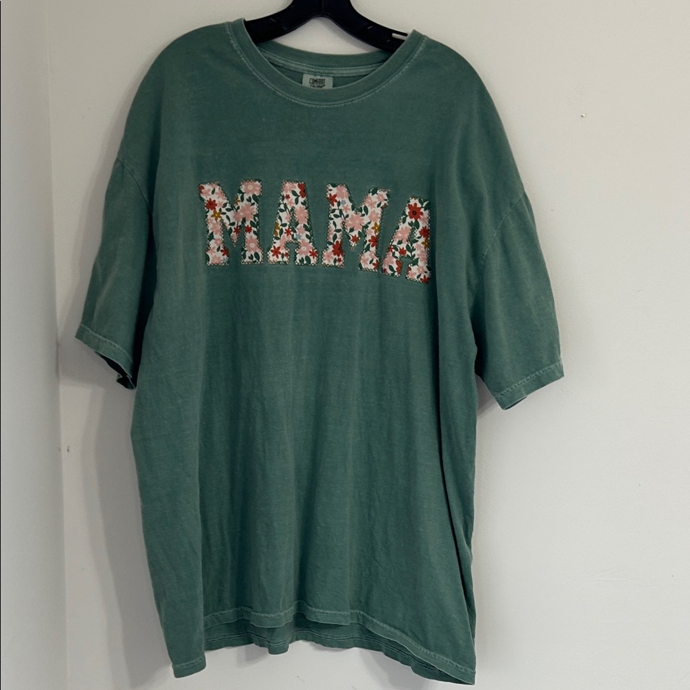 Comfort Colors Green 'MAMA' Short Sleeve Tee